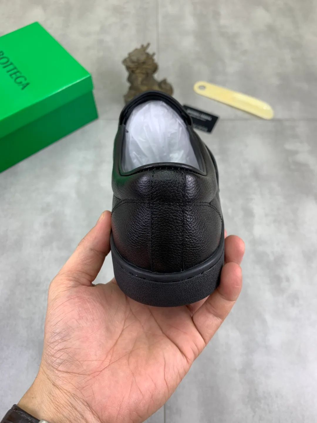 Men's shoes 💰P520 [New model] Water-dyed cow leather 💰High-quality business casual shoes 💎💎💎 BOTTEGA VENETA official website synchronizes the latest top version of BV in the market, accepts material comparison, shoe type comparison, process comparison, practical and textured, versatile and suitable for any occasion, the more you look at it, the more flavorful it becomes. Pure hand-woven craftsmanship - Upper material, hand-woven calfskin imported from Italy 🇮🇹 - High-quality water-dyed cowhide lining - Original private model customized outsole -Size: 39-45 Color: black or brown optional